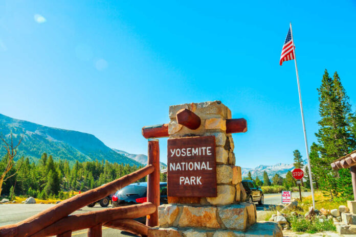 Entrance,Gate,With,American,Flag,Of,Yosemite,National,Park.,Summer