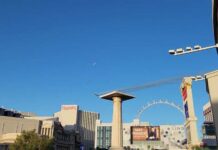 The USAF Thunderbirds doing two flybys of the Las Vegas Strip.