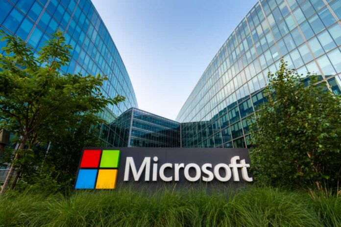 Issy-les-moulineaux,,France,-,July,2,,2023:,Sign,Of,The,French Microsoft sign in front of a modern glass building