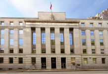 NY Judge Confronts Maduro Killings Allegation Facade of a government building with the words Law and Justice and a statue on top